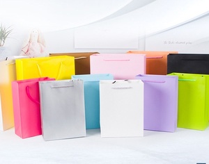 Bolsa de papel reciclada con asa larga, impresa con diseño de calcetines, para regalo. - Product Image 2