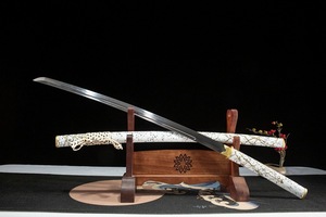Espada Samurai: Serie <span class=keywords><strong>Alma</strong></span> <span class=keywords><strong>de</strong></span> la Montaña Yotei, Noche Oscura, Hoja <span class=keywords><strong>de</strong></span> Acero T10 Dorada con Endurecimiento Diferencial y Templado en Arcilla, Réplica <span class=keywords><strong>de</strong></span> Accesorio Cinematográfico - Product Image 3