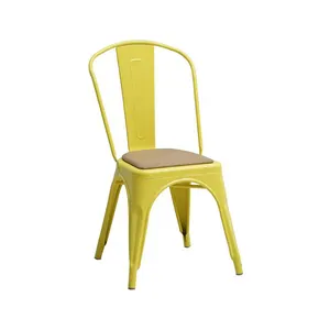 थोक सस्ती कीमत 2023 विंटेज लाल औद्योगिक डिजाइन स्टैकयोग्य लोहे की कुर्सी कैफे रेस्तरां टिकाऊ आधुनिक भोजन कुर्सी