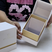 Kotak kemasan lilin putih kaku bertekstur 120gsm leher Linen warna emas buatan tangan mewah dengan sisipan busa