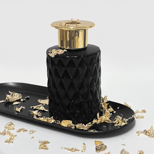 Ensemble diffuseur en verre et plastique personnalisé de qualité supérieure, cylindre noir mat avec motif diamant en relief, dans un coffret de luxe exquis - Product Image 5