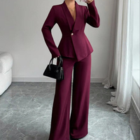 Ensemble tailleur deux pièces pour femme, bordeaux, avec blazer à revers châle et bouton unique, ceinturé, et pantalon taille haute à jambes larges, élégant, pour le bureau et les affaires