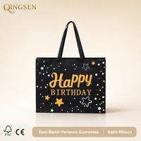 Sacs cadeaux en papier personnalisés OEM, estampés à chaud or noir, motif étoiles paysagères, avec ruban satiné plat, pour boutiques