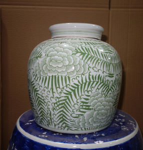 Flessen & Potten Vintage Chinese Groene Geglazuurde Gemberpot Shiwan Aardewerk Montclair Papegaaien Groene En Witte Gemberpot - Product Image 1