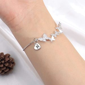 <span class=keywords><strong>Bracciale</strong></span> da donna in acciaio inossidabile <span class=keywords><strong>con</strong></span> cristalli a forma di farfalla e lettera, tono <span class=keywords><strong>argento</strong></span> brillante, catena tennis regolabile, comodo per uso casual o sportivo - Product Image 6