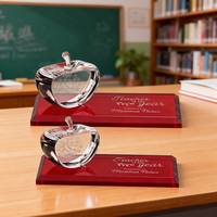 Trophée Pomme en Cristal Style Mode Noble avec Base Rouge pour Souvenirs et Artisanat en Cristal - Collection en Gros
