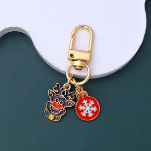 クリスマスの祝祭的なエナメルチャームキーホルダー、ゴールドトーンのメタルキーホルダー、サンタ、トナカイ、雪の結晶、リース、キャンディケインのペンダント付き - Product Image 5