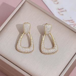 Pendientes de Mujer con Cristales Brillantes y Mariposas de Aleación Chapada en Oro, Moda Avanzada, Lujo Ligero, Delicados y Elegantes - Product Image 2