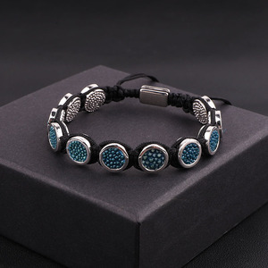 Pulsera de Macramé Trenzada con Cuentas Redondas de Latón y Cuero de Piel de Pescado Azul Personalizada de Alta Calidad para Hombre - Product Image 3