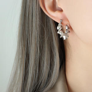 Pendiente Huggie trenzado chapado en oro de 18 quilates con forma de tornillo de acero inoxidable pulido alto para mujer - Product Image 3