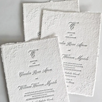 Invitation de mariage écologique en papier coton fait main, à bords festonnés et gaufrés, avec motif de Noël, sur mesure