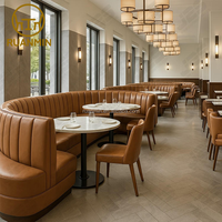 Ensemble de canapés en forme de U de luxe moderne avec revêtement en cuir PU et tables rondes en marbre pour restaurants, hôtels et salles de banquet
