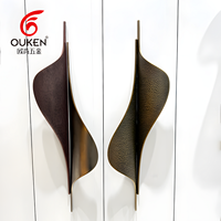 Poignées de porte sculpturales en laiton brossé, design vague de feuille, luxe pour hôtel, villa, entrée, grand portail, poignée de porte en bois ou en verre
