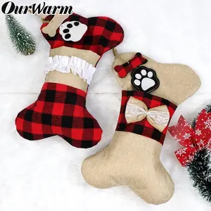 Ourwarm क्रिसमस की सजावट की आपूर्ति कुत्ते हड्डी में लाल और काले प्लेड क्रिसमस मोजा थोक