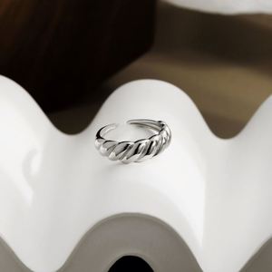 Anillo de Compromiso Dylam Estilo Metálico, Diseño Baguette Trenzado, Plata de Ley 925 con Baño de Rodio - Product Image 3