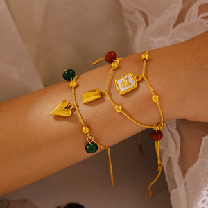 Bracelet romantique français élégant avec éléments géométriques plaqués or 18 carats en agate perlée, bracelet en acier inoxydable - Product Image 4
