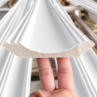 Vente en gros de corniches de plafond en MDF blanc massif apprêté pour la décoration intérieure, les panneaux muraux et les garnitures.