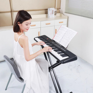 คีย์บอร์ดอิเล็กทรอนิกส์ 61 คีย์ พร้อมเสียงและจังหวะ 200 แบบ สำหรับผู้เริ่มต้นและวัยรุ่น รองรับแอปพลิเคชันบลูทูธ ใช้พลังงานจาก USB - Product Image 1