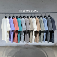 T-shirts de créateurs haut de gamme avec des graphismes minimalistes uniques et une coupe ajustée moderne, parfaits pour les tenues décontractées, urbaines et de bureau