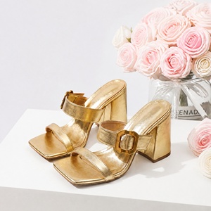 <span class=keywords><strong>Sandalias</strong></span> de tacón grueso <span class=keywords><strong>doradas</strong></span> de talla grande con punta abierta y talón descubierto para fiestas de moda femenina, proveedor de diseño de verano al por mayor - Product Image 2