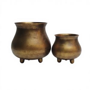 Jardinières modernes en aluminium sur trépied |   Vase de table pour mariage |   Accessoires de jardin d'intérieur décoratifs en bronze rustique - Product Image 1