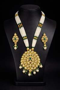 Ensemble collier long et pendentif Mala en or doré, orné de perles Kundan et de perles Moti, avec boucles d'oreilles assorties – Bijoux ethniques indiens traditionnels - Product Image 5