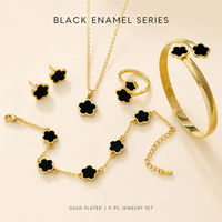 Ensemble de bijoux 5 pièces motif trèfle porte-bonheur plaqué or, comprenant bracelet, collier, bague et boucles d'oreilles pour femme, vente en gros