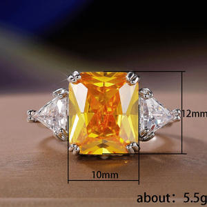 Bague à trois pierres en zircon jaune taille radiant, bague statement avec cristaux latéraux triangulaires, bijou de luxe pour mariage et soirée, cadeau pour femme - Product Image 4