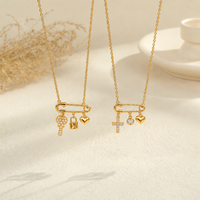 KITI Collier tendance en acier inoxydable plaqué or 18 carats PVD avec pendentif épingle de sûreté, breloques croix, clé, cadenas et cœur, bijoux