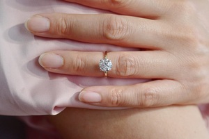 Bague de fiançailles solitaire en diamant de laboratoire de 2 carats, 4 griffes, ajustement confortable, en or blanc massif 14 carats, pour mariée de luxe certifiée - Product Image 2