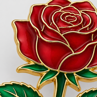 Broche personnalisée en émail doux plaqué or, motif rose antique et feuilles, avec tige, pour pochette promotionnelle OEM à motif floral et papillon