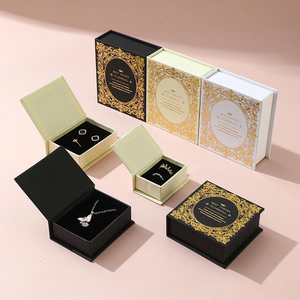 Boîte à bijoux rectangulaire classique avec motif floral en relief, doublure en velours, pour emballage cadeau de fiançailles, de mariage ou de demande en mariage - Product Image 1