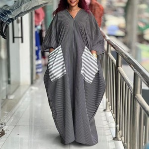 Abito da donna 2026 nuovo modello africano Kafotan <span class=keywords><strong>a</strong></span> <span class=keywords><strong>righe</strong></span> verticali bianche <span class=keywords><strong>e</strong></span> nere, <span class=keywords><strong>vestito</strong></span> ampio con scollo <span class=keywords><strong>a</strong></span> V <span class=keywords><strong>e</strong></span> maniche <span class=keywords><strong>a</strong></span> pipistrello, taglie forti - Product Image 5