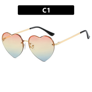 Gafas de Sol de Metal Personalizadas con Marco en Forma de Corazón y Bordes Recortados, Protección Solar con Lentes con Tinte Degradado - Product Image 3