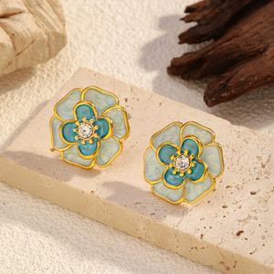 Boucles d'oreilles clous florales de luxe en acier inoxydable plaqué or, style coréen, pour femmes, bijoux fins en gros - Product Image 2