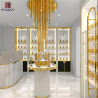 Étagère à parfums avec accents dorés, présentoir élégant