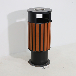 Contenedor de Basura Cilíndrico para Exteriores con Acabado de Madera Metálica y Tapa con Cenicero - Product Image 5