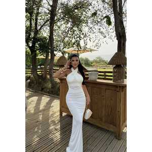 Robe blanche sans bretelles avec dentelle, perles, imprimé cristal, décoration, taille tombante - Product Image 2