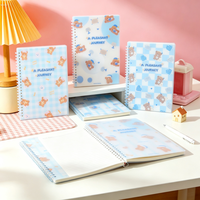 Carnet à spirale souple A5 147mm*212mm 80GSM 70 feuilles lignées Motif Gingham Bear Journey Couverture PP 4 designs 168 pièces/carton Vente en gros