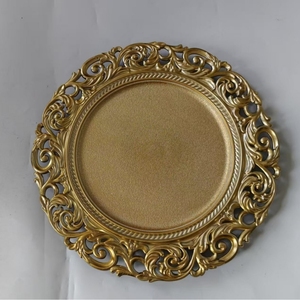 Assiettes de présentation en plastique de 13 pouces, couleur dorée, avec bordure sculptée en relief, style vintage français romantique, pour restauration fine, vente en gros - Product Image 1