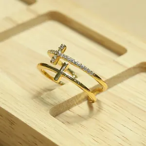 Elegante anello placcato in oro 18k con diamanti incrociati da donna