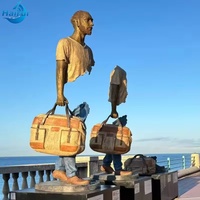 Statue de voyageur abstraite en cuivre moulé, figurine d'art urbain moderne personnalisée en métal