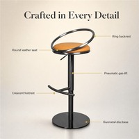 Tabouret de bar industriel avec assise en velours cognac, dossier en anneau métallique, repose-pieds en demi-lune gris anthracite, réglage en hauteur à vérin, pour la maison