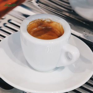 แก้วกาแฟเดมิทาสสีขาวเงา หนา 9 มม. รูปทรงไข่ ดีไซน์ไม่ซ้ำใคร เหมาะสำหรับบาริสต้าและร้านกาแฟสุดพิเศษ - Product Image 4