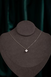 Collier pendentif classique en or blanc massif 14 carats avec diamant de laboratoire taille princesse de 1,02 ct |   Pendentif en diamant de laboratoire taille princesse - Product Image 3