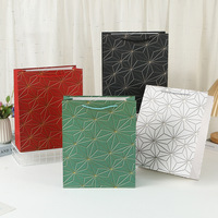 Sacs cadeaux en papier avec estampage à chaud de luxe, sacs en papier imprimés en relief avec poignées en corde torsadée, utilisés pour l'emballage de cadeaux et le shopping