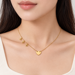 Collier pendentif en acier inoxydable plaqué or 14 carats sous vide, breloque ronde avec trois motifs délicats - Product Image 5