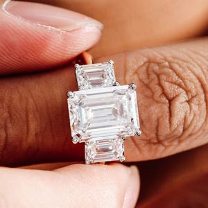 Anillo de Compromiso de Lujo en Oro Sólido de 18K con Diamantes Cultivados en Laboratorio de 5ct, Certificado IGI, Corte Esmeralda, Anillo de Bodas de 3 Piedras - Product Image 5