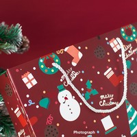 Sac cadeau en papier de Noël écologique personnalisé avec poignée torsadée en coton, petit MOQ, logo personnalisé, emballage de fêtes