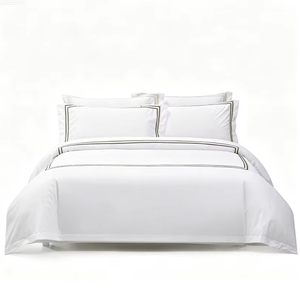 Set di Biancheria da Letto per Hotel in Cotone 100% Bianco con Ricamo Dorato a Doppia Cucitura, 4 Pezzi: Copripiumino, Lenzuolo e Federe - Product Image 1